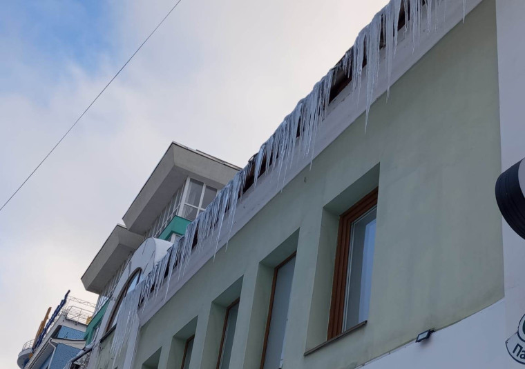 Собственники зданий обязаны своевременно ликвидировать снег и наледь с крыш.