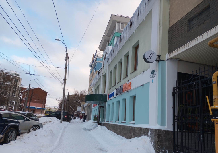 Собственники зданий обязаны своевременно ликвидировать снег и наледь с крыш.