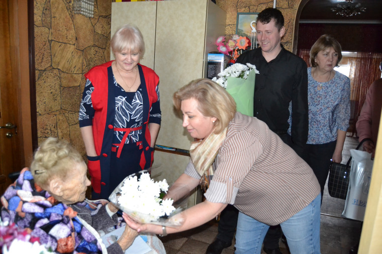 Глава города Владимир Шарыпов направил поздравление со 100-летним юбилеем Ксении Ильиничне Дорожанской.