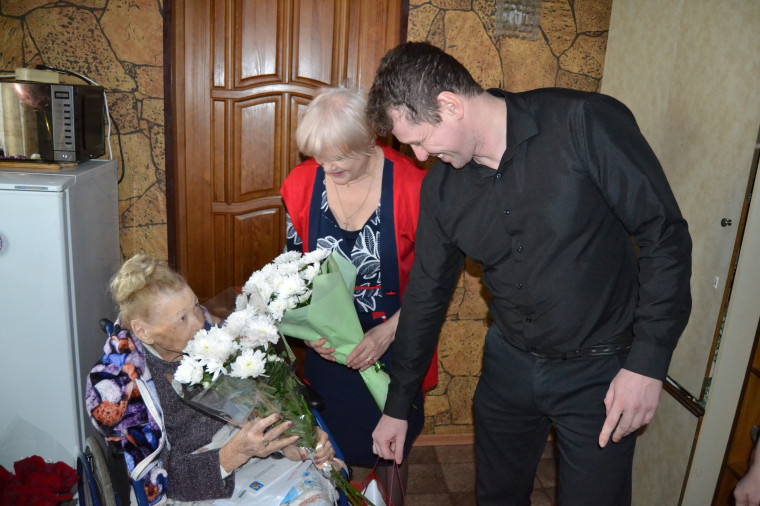 Глава города Владимир Шарыпов направил поздравление со 100-летним юбилеем Ксении Ильиничне Дорожанской.