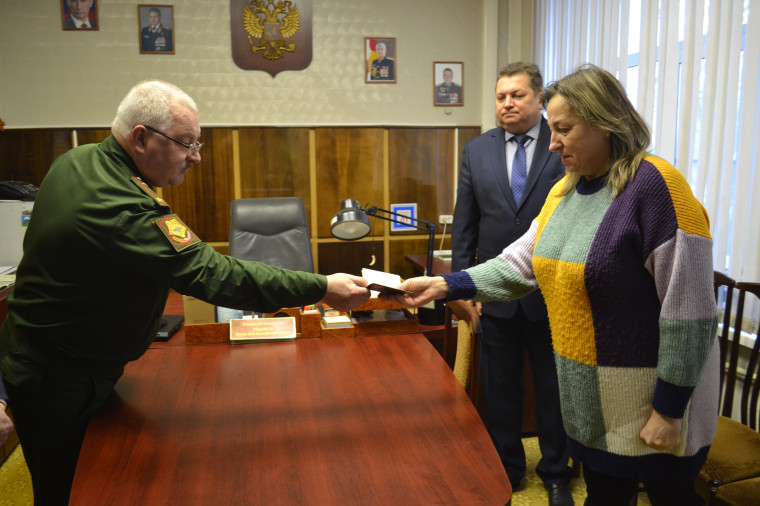 В городском военкомате вручили награды семьям воинов, погибших в зоне СВО.