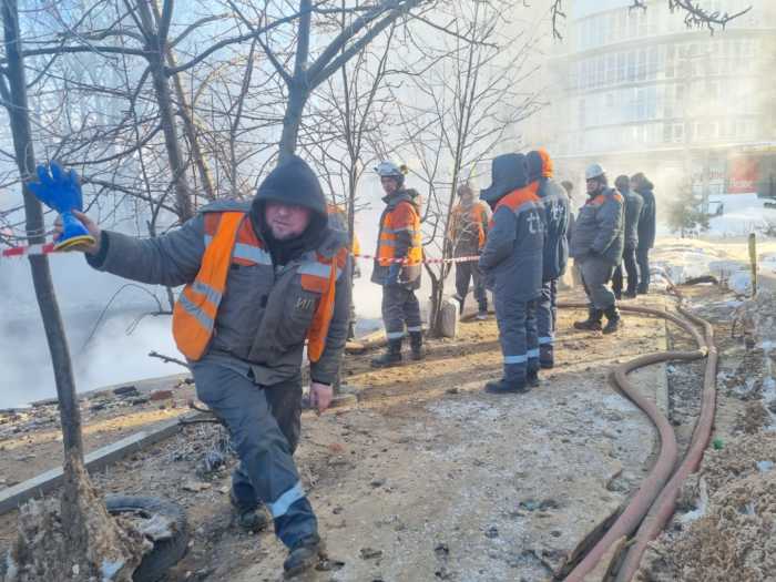 Владимир Шарыпов выехал на место повреждения теплотрассы.