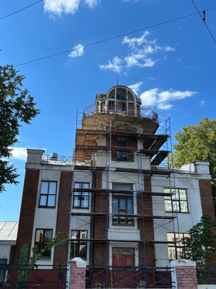 Начался ремонт обсерватории гимназии № 32.