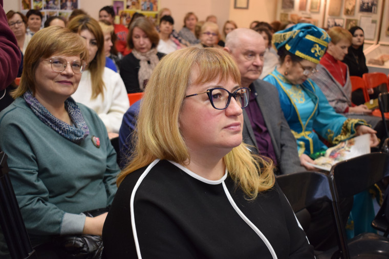 Ивановским библиотекарям презентовали уникальную книгу со сказками малых народов России.