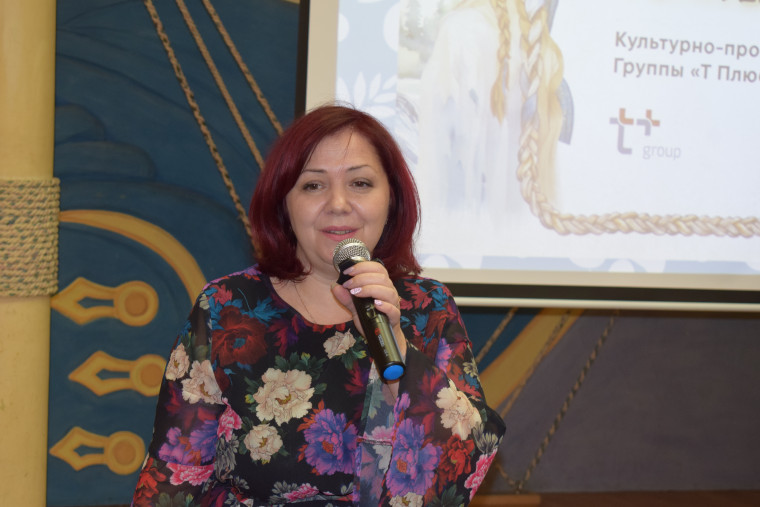 Ивановским библиотекарям презентовали уникальную книгу со сказками малых народов России.