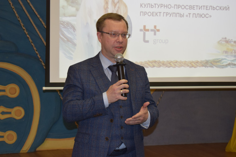 Ивановским библиотекарям презентовали уникальную книгу со сказками малых народов России.