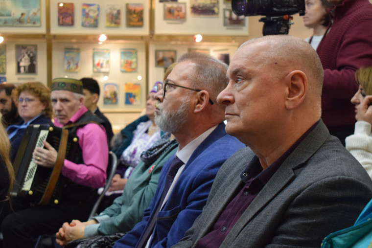 Ивановским библиотекарям презентовали уникальную книгу со сказками малых народов России.