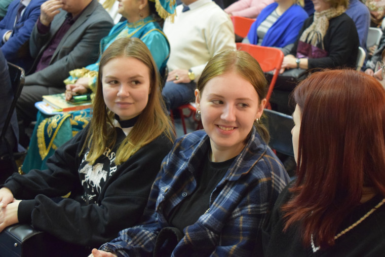 Ивановским библиотекарям презентовали уникальную книгу со сказками малых народов России.