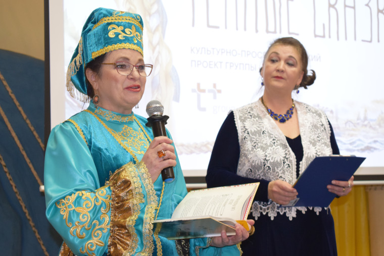 Ивановским библиотекарям презентовали уникальную книгу со сказками малых народов России.