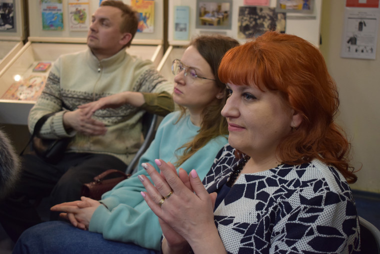 Ивановским библиотекарям презентовали уникальную книгу со сказками малых народов России.