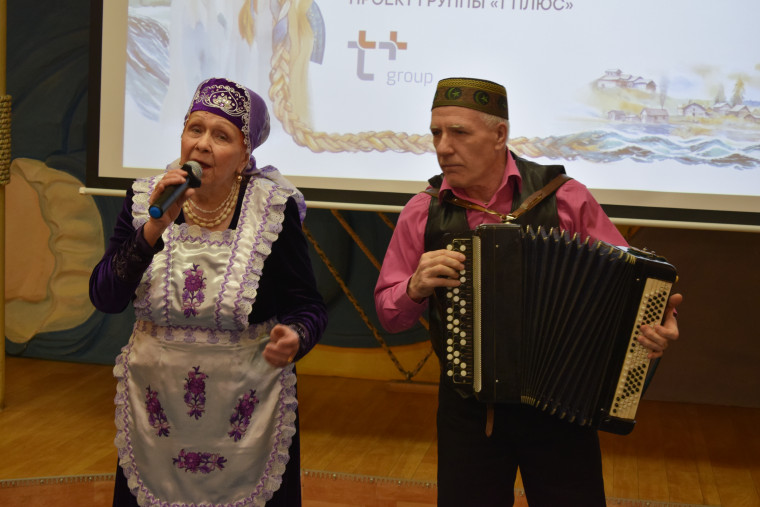 Ивановским библиотекарям презентовали уникальную книгу со сказками малых народов России.