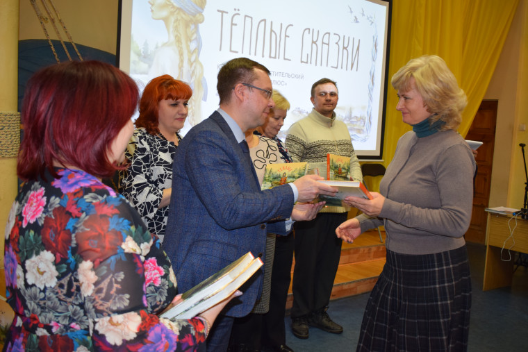 Ивановским библиотекарям презентовали уникальную книгу со сказками малых народов России.