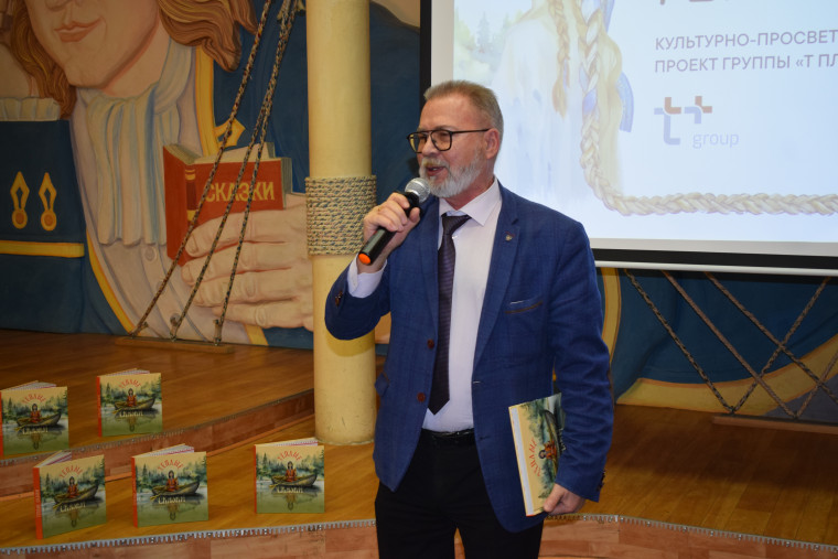 Ивановским библиотекарям презентовали уникальную книгу со сказками малых народов России.