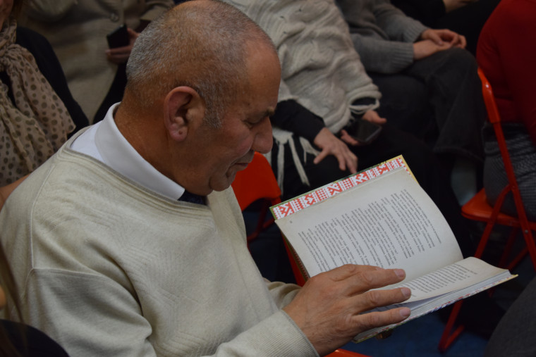 Ивановским библиотекарям презентовали уникальную книгу со сказками малых народов России.