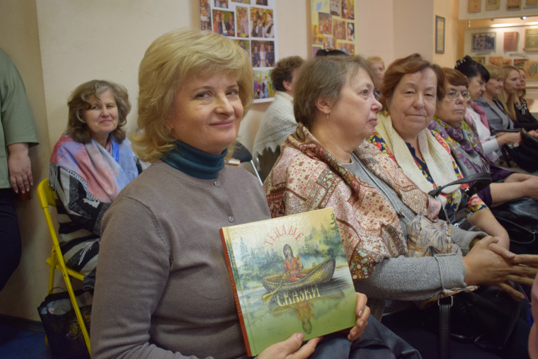 Ивановским библиотекарям презентовали уникальную книгу со сказками малых народов России.