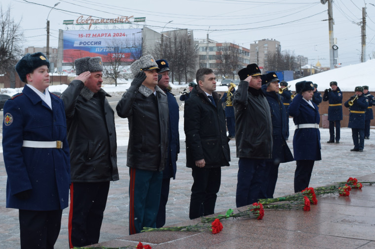 В День защитника Отечества в Иванове возложили цветы к мемориалу Героям фронта и тыла.