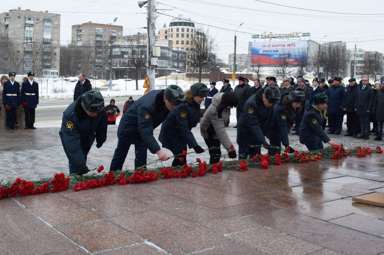 В День защитника Отечества в Иванове возложили цветы к мемориалу Героям фронта и тыла.