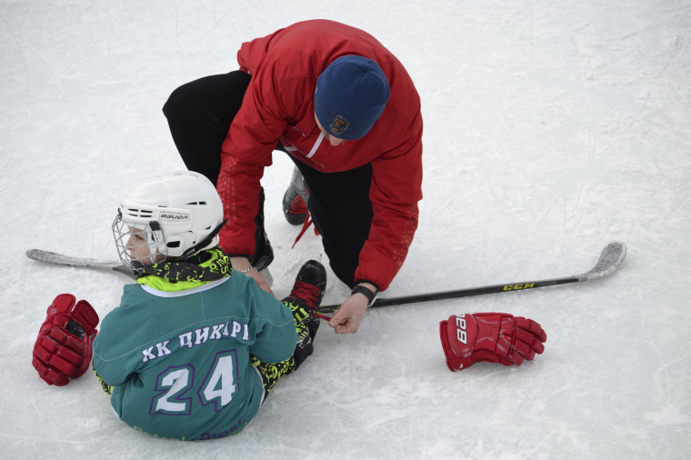 Открытую тренировку по хоккею провели на ледовой площадке в сквере Московский.