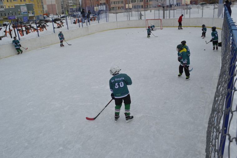 Открытую тренировку по хоккею провели на ледовой площадке в сквере Московский.