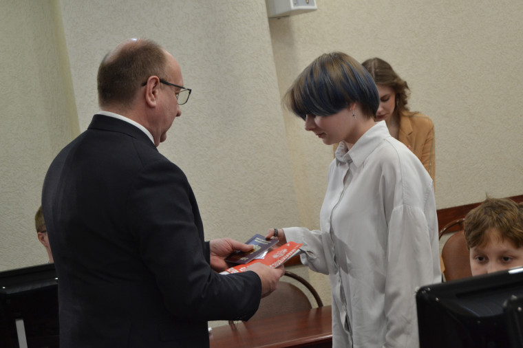 22 ивановских школьника получили паспорта гражданина России.
