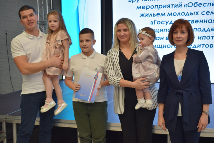 В Иванове вручили жилищные свидетельства по муниципальной программе.