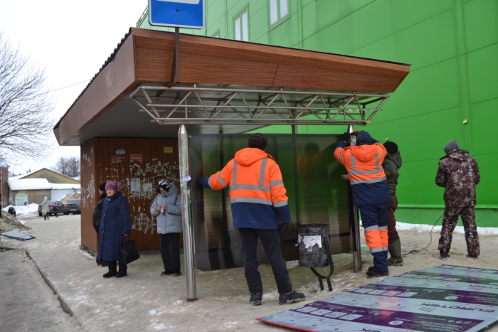 В областном центре продолжается ремонт остановок общественного транспорта.