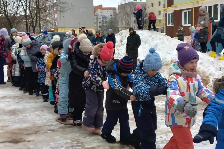 Жители областного центра встречают весну.