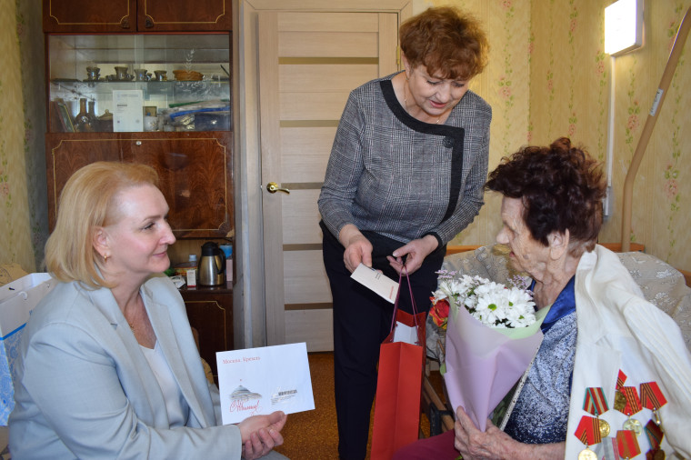 В Иванове со 100-летним юбилеем поздравили Муртазаеву Тамару Александровну.