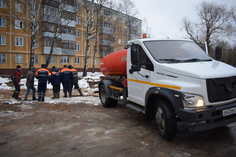 В районе улицы Шубиных произошло повреждение водовода.