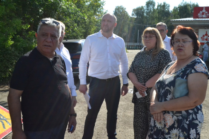 Продолжается программа асфальтирования придомовых территорий.