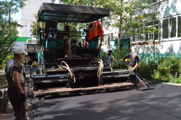 Продолжается программа асфальтирования придомовых территорий.