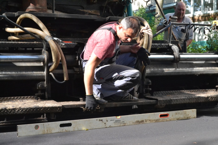 Продолжается программа асфальтирования придомовых территорий.