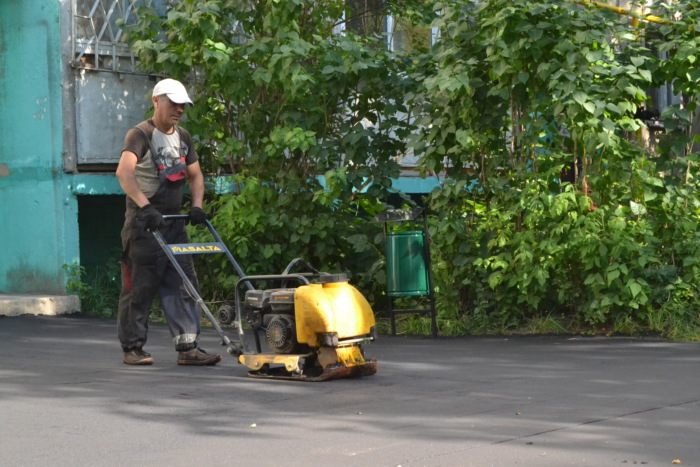 Продолжается программа асфальтирования придомовых территорий.