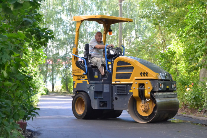 Продолжается программа асфальтирования придомовых территорий.