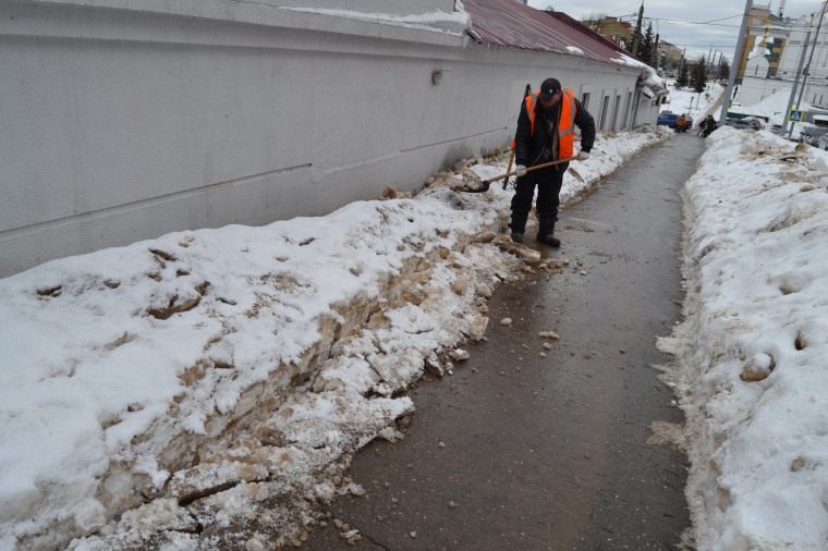 Продолжается расчистка ото льда тротуаров и пешеходных зон.