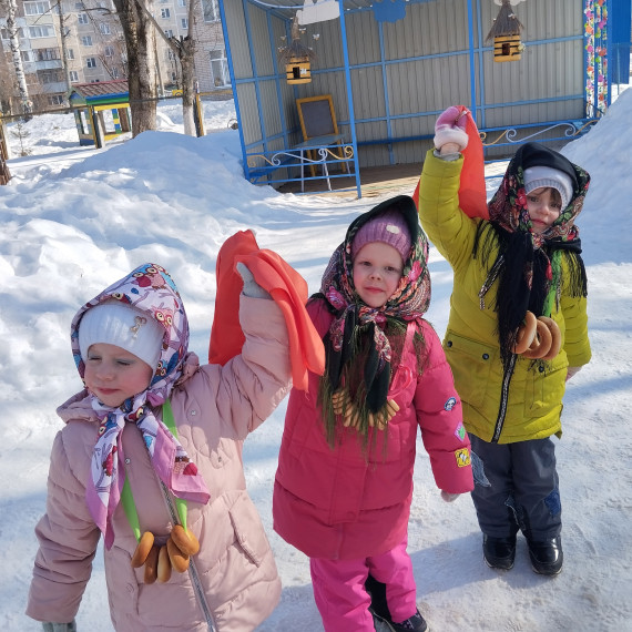 В дошкольных учреждения города широко проводили зиму.