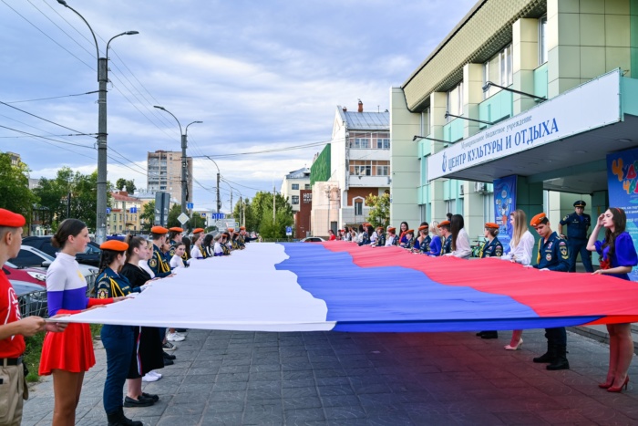 Жители областного центра отметили День российского флага.