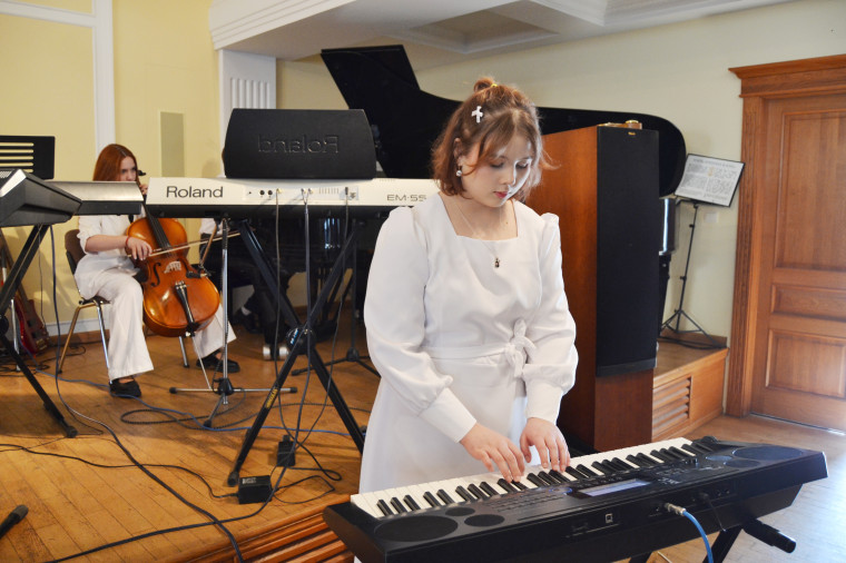 Юные музыканты Иванова и Ярославля выступили на совместном концерте электронно-клавишной музыки.