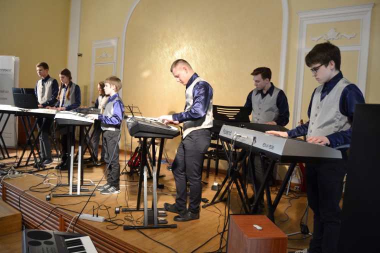 Юные музыканты Иванова и Ярославля выступили на совместном концерте электронно-клавишной музыки.