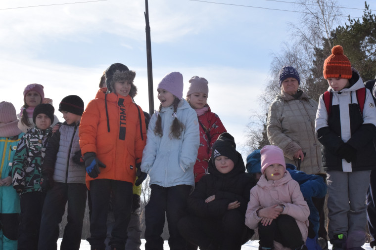 Спасатели рассказали детям о способах спасения на льду.