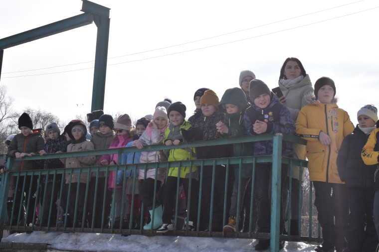 Спасатели рассказали детям о способах спасения на льду.