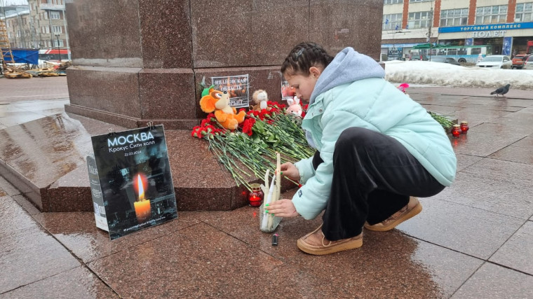 Ивановцы несут цветы и игрушки к памятнику Георгию Победоносцу.