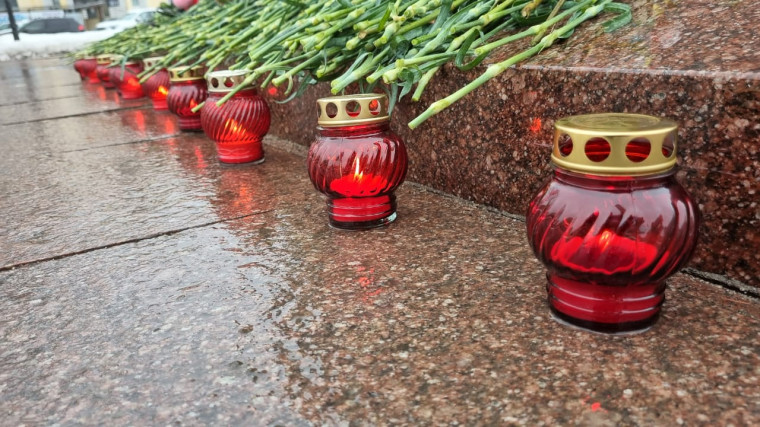 Ивановцы несут цветы и игрушки к памятнику Георгию Победоносцу.