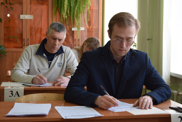 Владимир Шарыпов вместе с родителями выпускников ивановских школ сдал пробный ЕГЭ по истории.