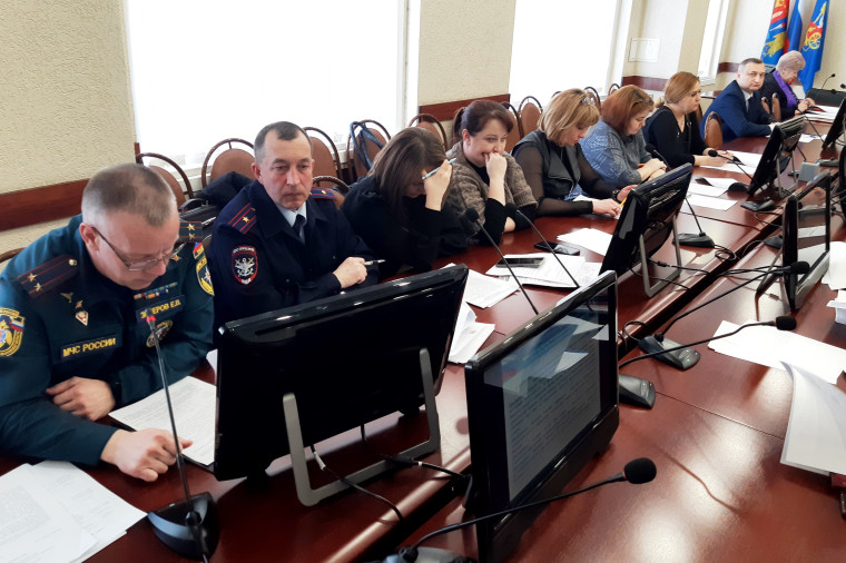 В мэрии прошло заседание городской комиссии по делам несовершеннолетних и защите их прав.