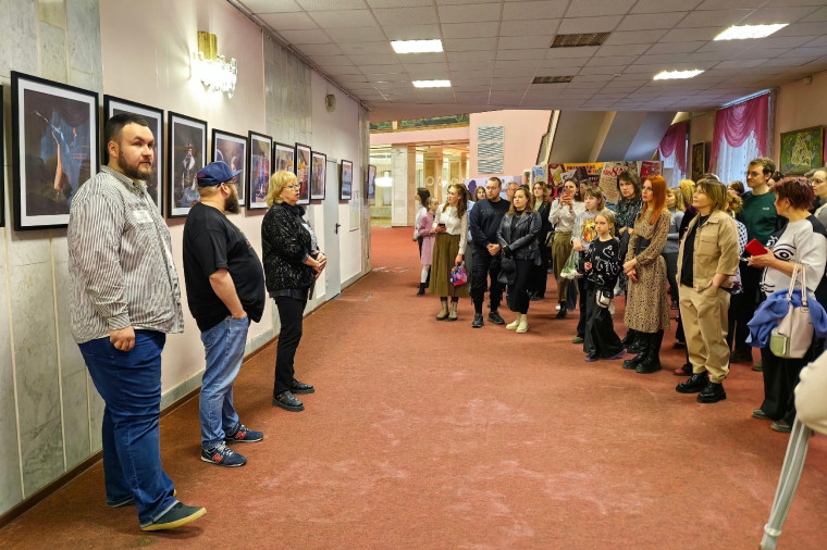 В Ивановском музыкальном театре открылась фотовыставка «Закулисье» ивановского фотографа Сергея Силкина.