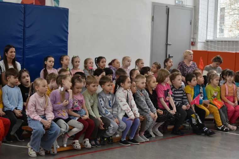 В средней школе №18 областного центра прошел спортивный праздник для дошколят.
