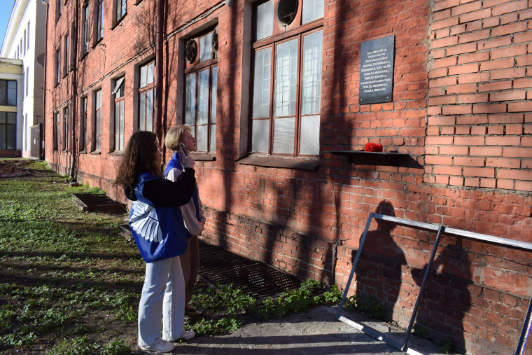 В Иванове волонтеры проверяют состояние мемориальных и памятных досок Героев Великой Отечественной войны.