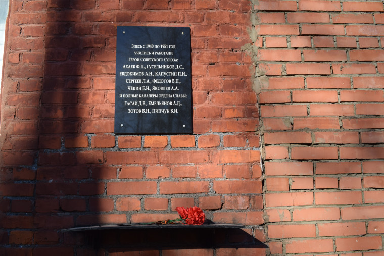 В Иванове волонтеры проверяют состояние мемориальных и памятных досок Героев Великой Отечественной войны.