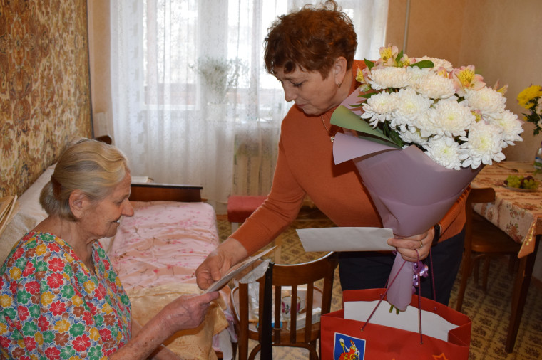 Ивановскую долгожительницу Александру Михайловну Мурзаеву поздравили со 100-летним юбилеем.